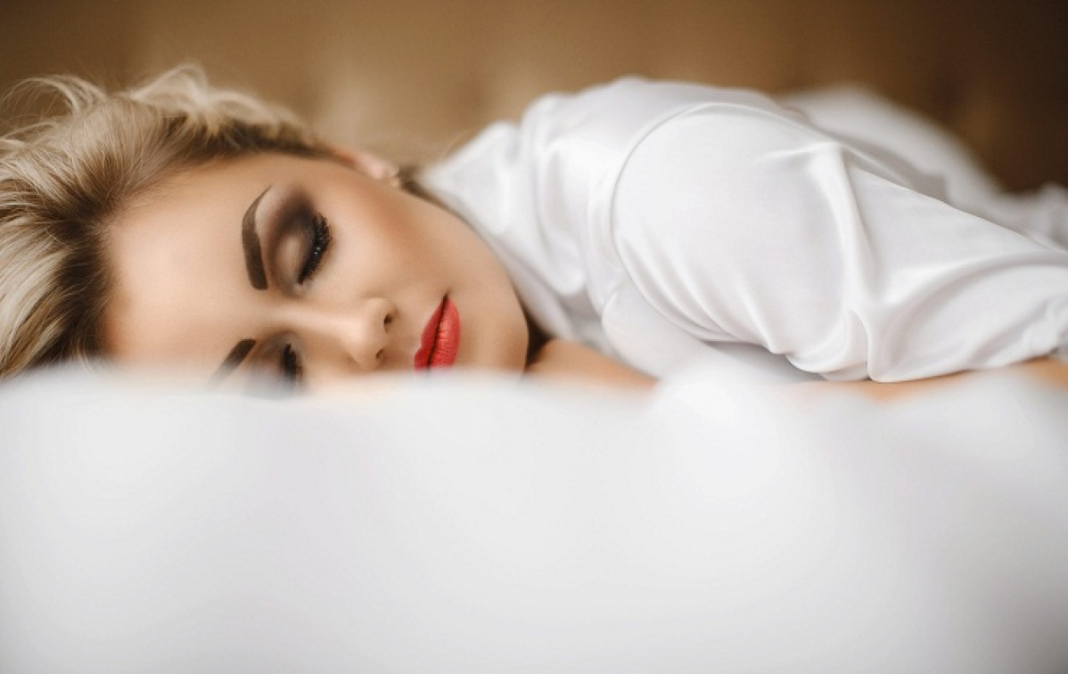 خوابیدن با آرایش چه بلایی بر سر پوست می آورد؟